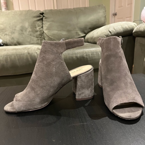 Nine West Block Heels, grey, size 8 - Picture 3 of 3